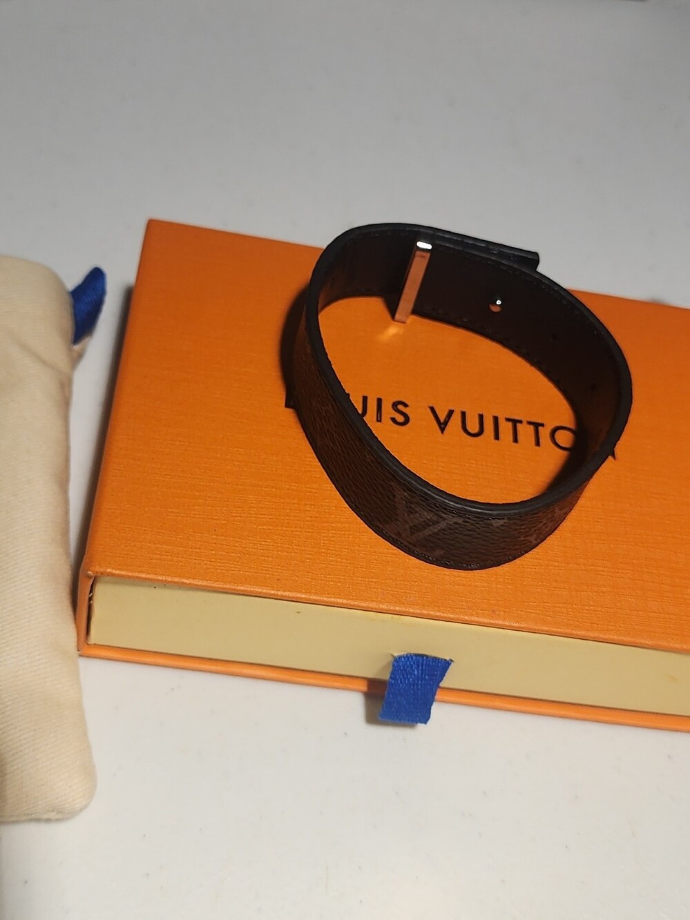 Louis Vuitton Black Leather LV Logo slim Bracelet - Picture 8 of 9